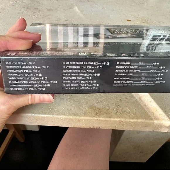 Bond 50 Blu-ray Collection - Picture 2 of 3